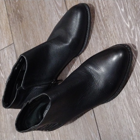 Vince Camuto black leather zip ankle boots. Size 8 - Picture 1 of 13